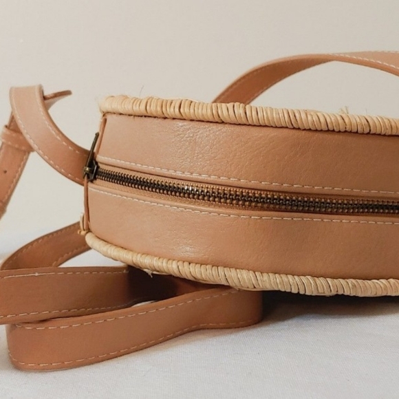 Woven wicker crossbody purse - Picture 2 of 6